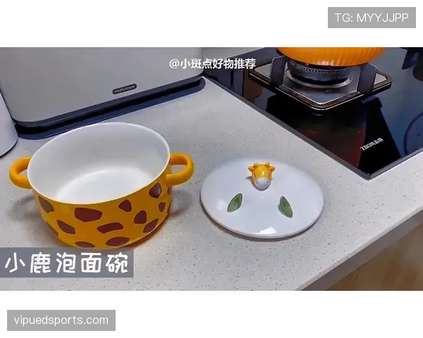 刷到庞伟家居照——一排名表像橱窗，桌上却摆着泡面杯，我笑岔气